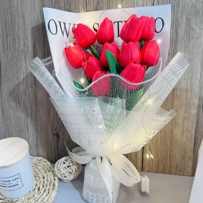 Un buon prezzo. Fiore artificiale di rosa di Natale e di tulipano bouquet confessione regalo di compleanno produttore al dettaglio bouquet regali in linea