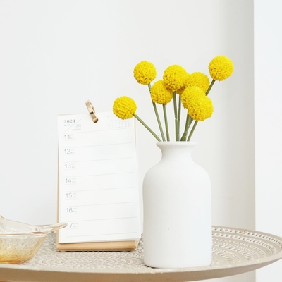 Fiori simulati con una sensazione di fascia alta e realistica, confezionati con palle d'oro, materiali floreali di decorazione morbidi dell'hotel, bouquet di fiori fai da te in vendita internazionale e fiori falsi