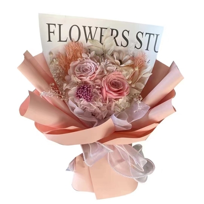San Valentino, un bouquet di rose conservate e fiori blu ghiacciato per la tua ragazza e migliore amica come regalo di Natale e oggetto decorativo.