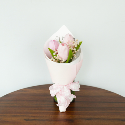 Un buon prezzo. Fabbricazione di prodotti finiti a base di fiori di tulipano, piccoli bouquet, souvenir, Giornata della donna, regalo per la festa della mamma, prodotti finiti a base di fiori di tulipano, transfrontalieri in linea