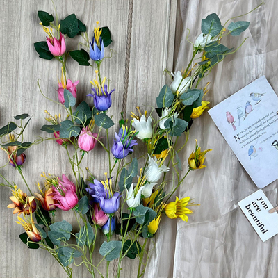 Un buon prezzo. Lanterne da palazzo simulate, gigli, fiori di seta finti artificiali, prodotti floreali di lusso per matrimoni, ornamenti per il salotto in linea