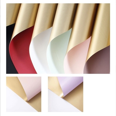 Carta di imballaggio per bouquet di fioristi in plastica, carta impermeabile a doppio colore per San Valentino, carta dorata per l'imballaggio di fiori