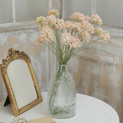Un buon prezzo. Fiori simulati, perline di smeraldo, palle ricamate, fiori finti, decorazioni alberghiere, fiori di plastica, tavoli da pranzo, bouquet di fiori, composizioni floreali per uso domestico, all'ingrosso e al dettaglio in linea