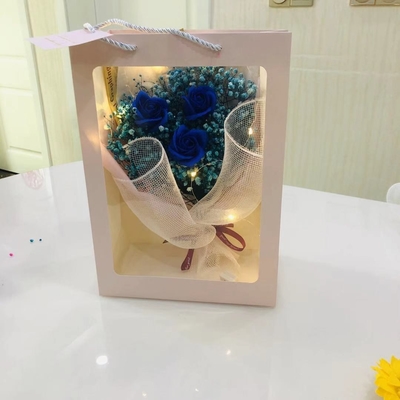 Un buon prezzo. Il produttore vende all'ingrosso borse, bouquet di fiori per il respiro del bambino, bouquet di fiori secchi, regali per la festa della mamma e bouquet per la festa dell'insegnante per gli insegnanti. in linea