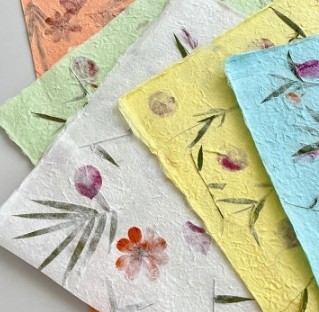 Carta da imballaggio floreale con texture di foglie per festival in molti colori