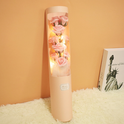 Un buon prezzo. I regali creativi per San Valentino per la tua ragazza e il tuo migliore amico, come bouquet di sapone, scatole regalo a rosa artificiale e secchi di abbraccio, sono disponibili all'ingrosso dal produttore in linea