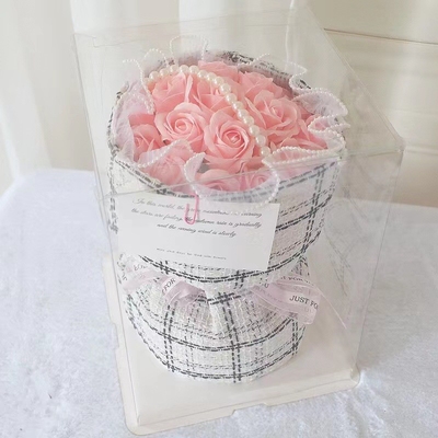 Un buon prezzo. Regali per la Festa della Donna, Festa della Mamma, bouquet di compleanno, sapone, garofani e rose per gli insegnanti in linea