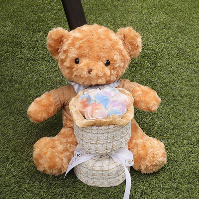 Un buon prezzo. Un mazzo di pupazzi di orso di peluche, un regalo di compleanno per la laurea al Qixi Festival, una ragazza dà al suo migliore amico e fidanzata un abbraccio di orso di peluche e un mazzo di sapone in linea