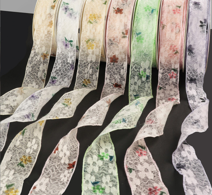 Un buon prezzo. Nastro di pizzo verde da 2,5 cm/10 m, materiali floreali per il bouquet di garza di bellezza del giorno di San Valentino Qixi in linea