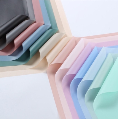 Un buon prezzo. Carta di avvolgimento a fiori opaca impermeabile semitransparente Materiali di imballaggio floreale in molti colori in linea