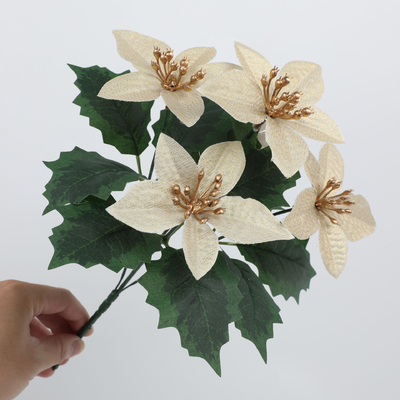 Simulazione transfrontaliera di decorazioni natalizie con stelle di Natale, regali di nozze, bouquet di fiori finti, ornamenti fai-da-te, fiori simulati