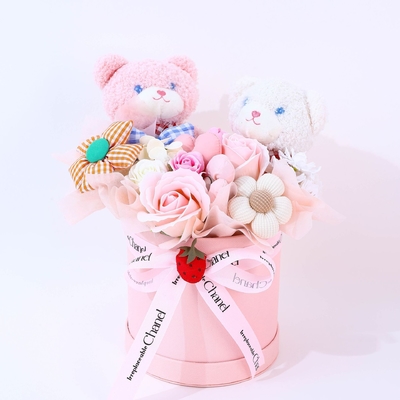Un buon prezzo. Una bambola, una pianta in vaso, sapone, un bouquet, una statua finita per il regalo di compleanno di una ragazza per il suo migliore amico in linea