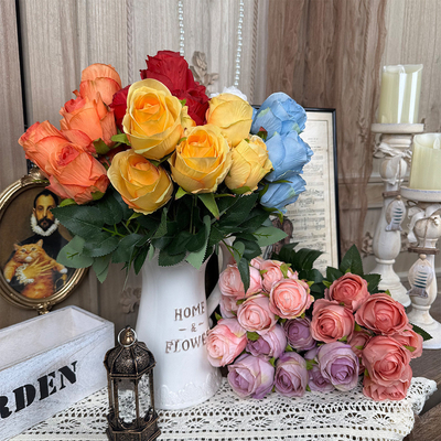 Un buon prezzo. Rosa simulazione Corolla a 7 teste, bouquet di fiori finti, fiore di seta, fiore artificiale, sala per matrimoni, ornamento per la decorazione di soggiorni di alta gamma in linea