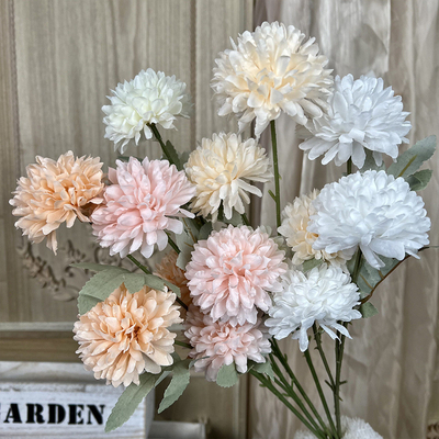 Un buon prezzo. Bouquet Autentico Imitazione Crisantemo a 3 Teste Fiori di Nozze di Alta Gamma Tocco Seta Fiori Finitura Decorazione Decorazione Soggiorno in linea