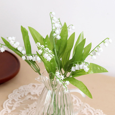 Simulato piccolo giglio in stile blu, fresco e leggero, oggetti decorativi, bouquet da sposa, fiori artificiali in plastica, vendita all'ingrosso in fabbrica