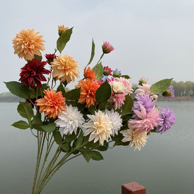 Simulazione di un splendido bouquet di fiori, fiori falsi, decorazioni a base di fiori artificiali, piante per i fiori di nozze