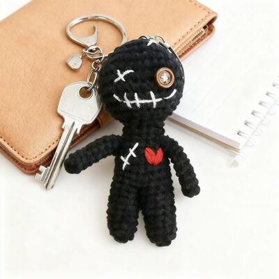 Un buon prezzo. Bamboletta a crochet nero colore malvagio a maglia su misura Bamboletta maledetta con cuore rosso Portachiavi fatti a mano appendiabiti per pp Bamboletta di peluche ripiena in linea