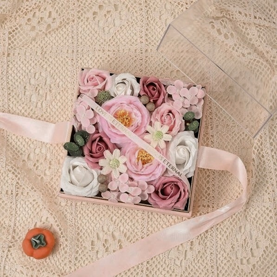 Un buon prezzo. Luxury Handmade Forever Soap Flower Rose Bouquet in scatola acrilica, elegante regalo di sapone profumato per San Valentino, Natale e compleanno in linea