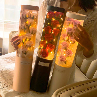 Un buon prezzo. Nuovo arrivo regalo di San Valentino rosa realistica fiori sapone abbracciare secchio regalo di compleanno con luci a LED 9-Stem Sapone rosa bouquet in linea
