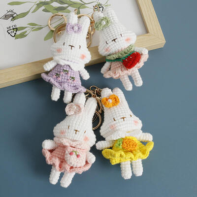 Un buon prezzo. Handmade Knitted Rabbit Keychain Cute Wool Knitted Flowered Rabbit Doll Handcrafted Exquisite Decorative Item in linea