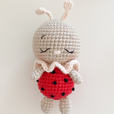 Un buon prezzo. Simpatica mini bambola all'uncinetto per coccinella, morbida bambola amigurumi ape con tessuto di cotone organico, imbottitura in cotone PP, fodera in rete in linea