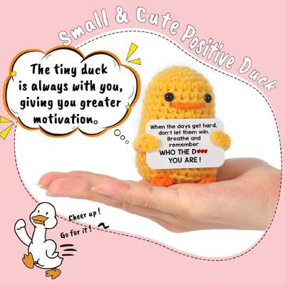 Un buon prezzo. Giocattolo di peluche di anatra fatto a mano all'uncinetto, regalo di compleanno ispiratore per donne laureate in cotone PP positivo in linea