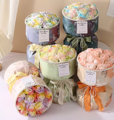 Un buon prezzo. Bouquet di fiori di sapone artificiale lussuoso fatto a mano Eco-friendly Rose Bear Sapone scatola regalo rosa rosa festa della mamma San Valentino in linea