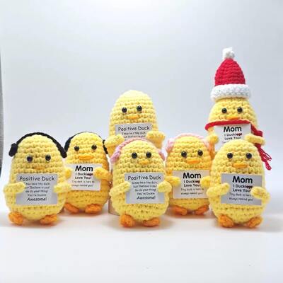 Un buon prezzo. Divertente peluche a forma di anatra positiva emotiva farcita Kawaii all'uncinetto Divertente regalo con pendente per borsa per bambola all'uncinetto con anatra positiva lavorata a maglia in linea