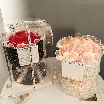 Un buon prezzo. Regalo di compleanno per San Valentino, festa della mamma, fiori artificiali eterni luminosi, fiori di garofano, rose, sapone, bouquet di fiori in linea