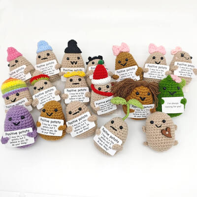 Un buon prezzo. 200 Stili testo personalizzato artigianale Kawaii crochet sottaceti fiori positivi patate supporto emotivo animali di crochet bambole in linea