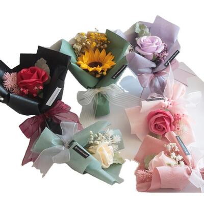 Un buon prezzo. Regali per eventi Mazzi di fiori di garofani rosa Mini bouquet di fiori di sapone con sacchetto regalo in linea