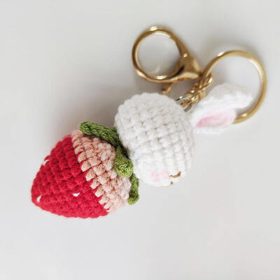 Un buon prezzo. Portachiavi Crochet Strawberry Bunny Creativa Maglieria Tessuta Artigianale Coniglio Caramella Carotte Bolle Borsa Accessori Portachiavi di Plüsch in linea