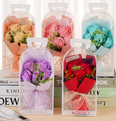 Un buon prezzo. Bouquet di fiori di rosa sapone regalo per la festa della mamma con borsa regalo in linea