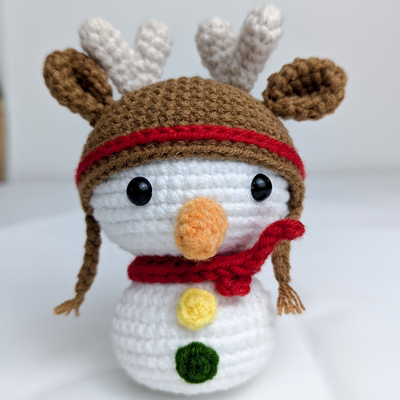 Un buon prezzo. Giocattolo di pupazzo di neve fatto a mano all'uncinetto con animale di peluche con cappello di renna per decorazioni per la casa e regali in linea
