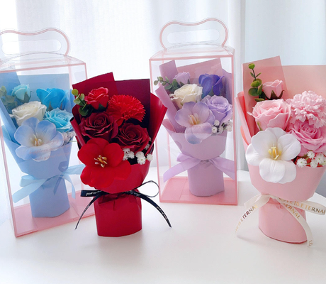 Un buon prezzo. Bouquet di fiori di sapone artificiale con scatola regalo trasparente rosa di garofano per la festa della mamma regalo di San Valentino in linea
