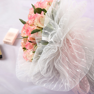 Un buon prezzo. Poliestere Mesh Roll With Dot di Wrapping Paper 50cmx10Y del fiorista di Deco della banda in linea