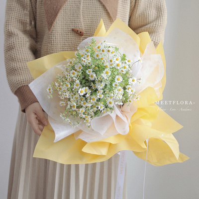 Un buon prezzo. Involucri floreali di carta e plastica per bouquet di confezioni regalo in linea