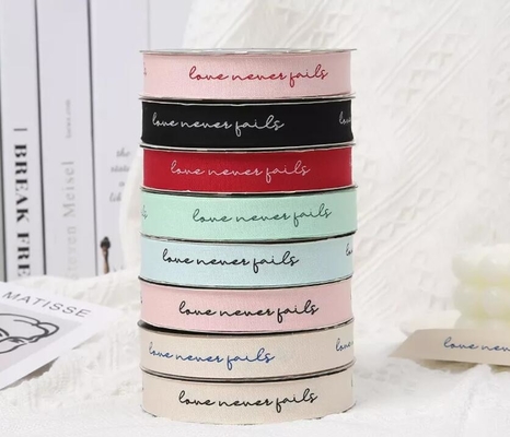 Un buon prezzo. Rotolo 25mmX45Y del nastro modellato nozze dell'involucro di regalo del poliestere per la decorazione in linea