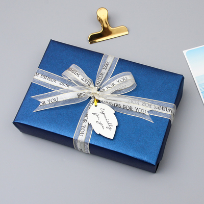 Un buon prezzo. La pianura iridescente della perla ha colorato il rotolo 120gsm Eco della carta dell'involucro di regalo amichevole in linea
